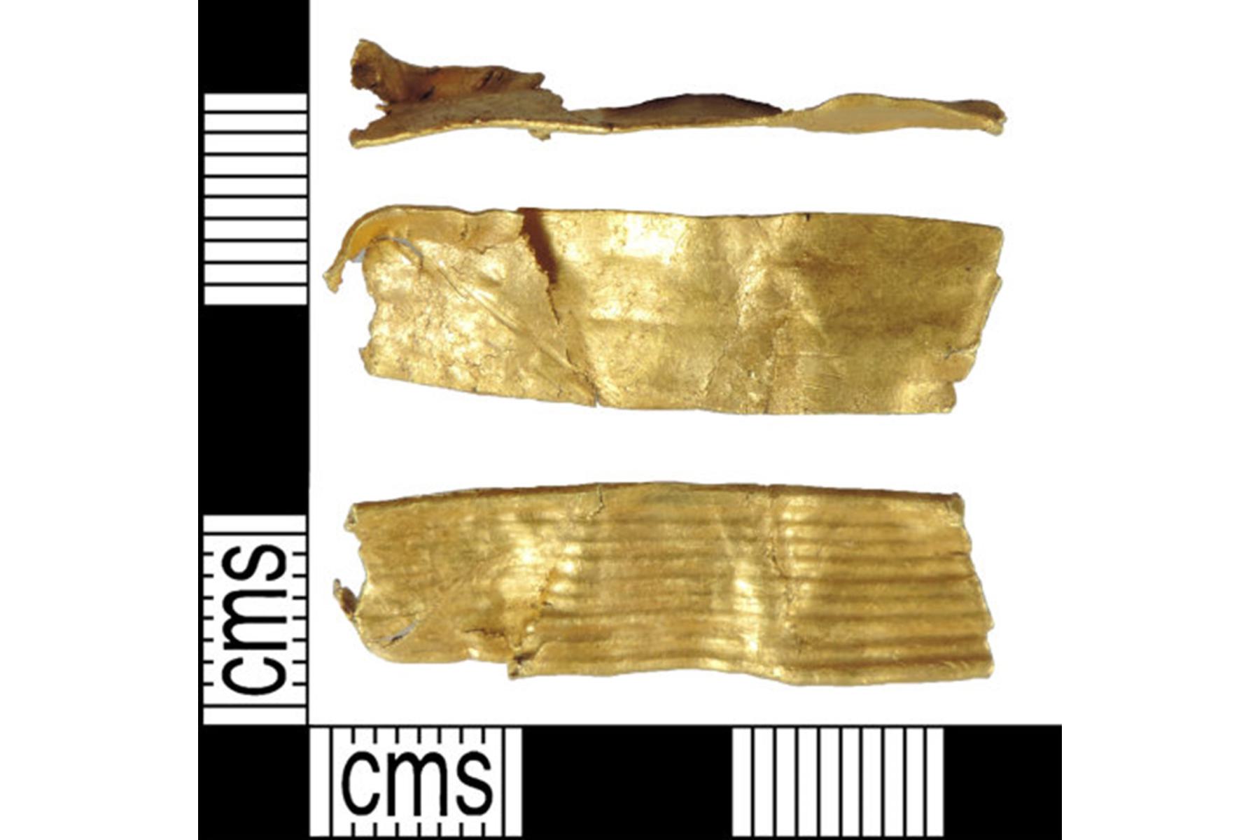 Bronze Age gold ribbon - side views and size indication 