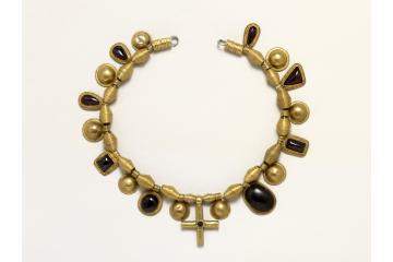 Anglo-Saxon gold and garnet pendant necklace.